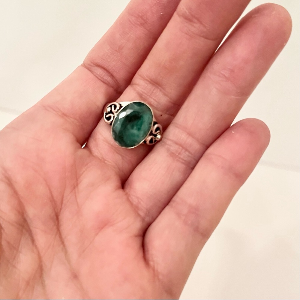 Green Stone Oval Ring Silver Plated Scroll Band Size 10